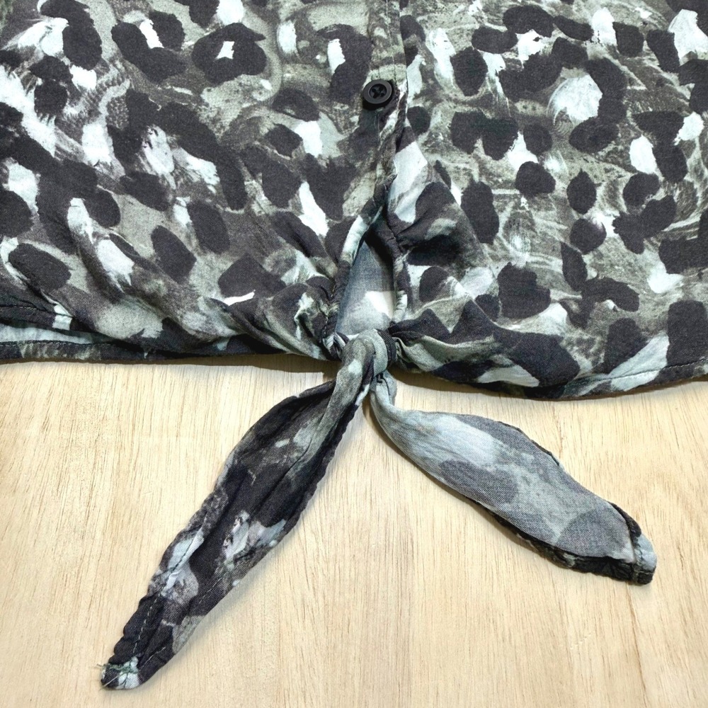 Anthropologie Cloth & Stone Shirt M Abstract Animal Print Tie Front Button Down - Picture 3 of 10